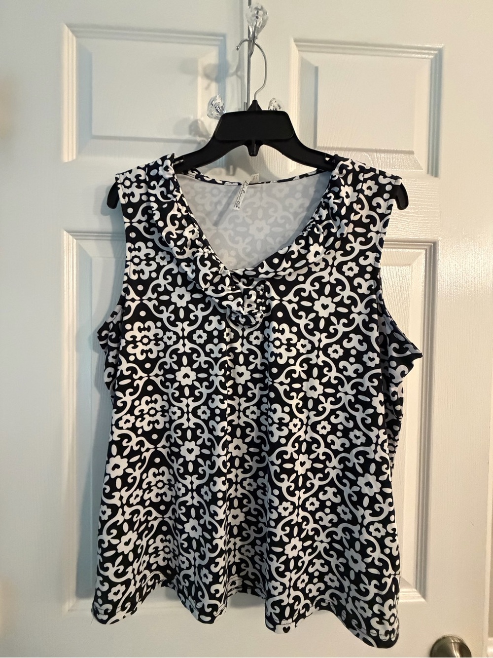 Lulu B Black & White Ruffled neckline Sleeveless V-Neck top